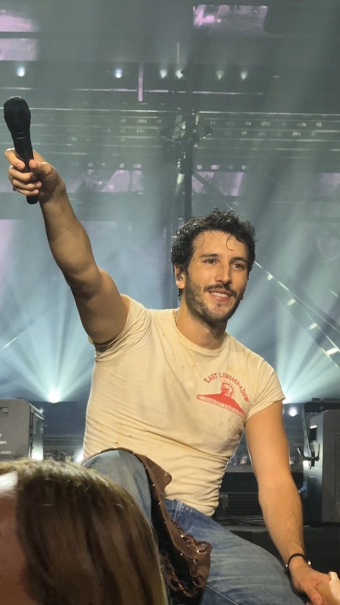 KeylaLeal11's tweet photo. Ayer @SebastianYatra me canto Un Año en mi cara en mi sexto concierto de él ♡... te amo con el alma entera https://t.co/9LDcu1eu4R