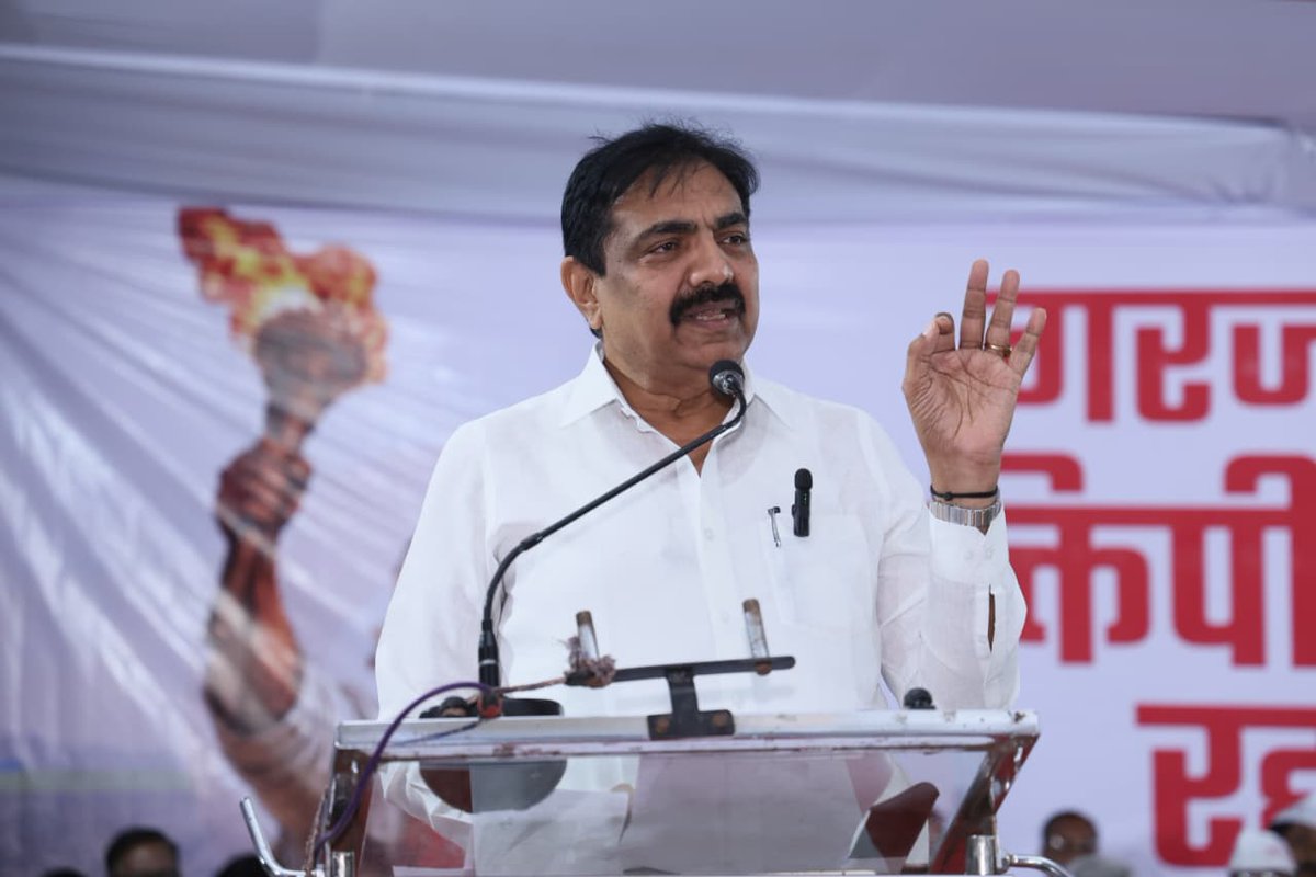 satejp's tweet photo. शेतकऱ्यांच्या स्वाभिमानासाठी शेवटपर्यंत संघर्ष करूया आणि गरज नसलेला शक्तीपीठ रद्द करूया

गरज नसलेला, महापुर आणणारा, निसर्ग आणि शेती उद्ध्वस्त करणारा, ठेकेदार धार्जिणा शक्तीपीठ महामार्ग रद्द करण्यासाठी सांगलीतील बाधित शेतकऱ्यांच्या मेळाव्यास माजी खासदार राजू शेट्टी आणि आमदार जयंत पाटील साहेब यांच्यासह उपस्थित राहीलो.

शेती आहे म्हणून आपण ताठ मानेने जगतो. त्यामुळे शेती वाचवण्यासाठी कितीही संघर्ष करायला लागू दे, तो करू आणि गरज नसलेला शक्तीपीठ महामार्ग रद्द करून शेतकऱ्यांचा स्वाभिमान कायम ठेवू अशा भावना व्यक्त केल्या.

यावेळी जेष्ठ नेते डॉ. भारत पाटणकर, पी. आर. पाटील दादा, मानसिंगराव नाईक, शिवाजीराव नाईक, बी. जे. पाटील, छायाताई पाटील, जितेंद्र पाटील, प्रकाश पाटील, देवराज पाटील, अजित पवार, अभिजीत पाटील, कॉ. गिरीश फोंडे, कॉ. सम्राट मोरे, के. के. पाटील, शहाजी पाटील, कॉ. धनाजी गुरव, अँड. दिपक लाड, कॉ. दिगंबर कांबळे, विलास रकटे, राजेश खरात, सचिन जाधव, तानाजी जाधव, नगराध्यक्ष आनंदराव मलगुंडे, उदयसिंह पाटील, सरपंच रणजीत पाटील आणि सर्व सहकारी आणि सांगली जिल्ह्यातील बाधित शेतकरी मोठ्या संख्येने उपस्थित होते.

रविवार, १४ जून २०२६,  स्थळ- कामेरी (सांगली)