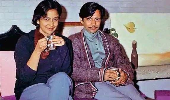 umda_panktiyaan's tweet photo. इंसान अपने अकेलेपन से निजात पाने के लिए मुहब्बत करता है, और मुहब्बत इस बात की तस्दीक करती है कि उसका अकेलापन अब ताउम्र कायम रहेगा।

~ अमृता प्रीतम https://t.co/dyz2R3PZ3t