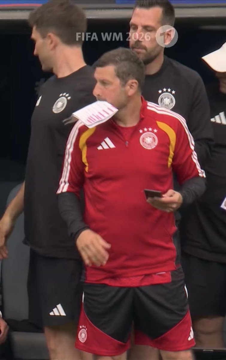 SoEinAlbrecht's tweet photo. Wie ich nach den ersten Spielen meinen Tippschein fresse https://t.co/u1eHcoDmWy