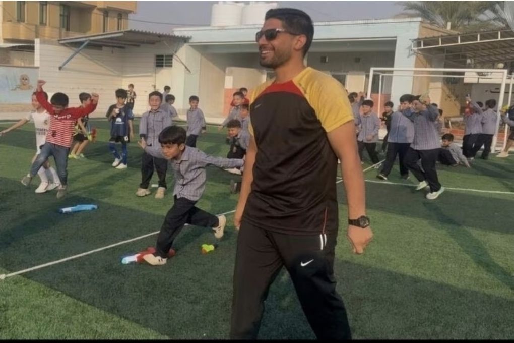 mhr1343531's tweet photo. همسر شهید محمود نجفی مربی ورزش لامرد: 
سال ۹۰ با هم ازدواج کردیم اکنون که به گفتار و رفتار و منش او فکر می‌کنم متوجه می شوم که او چقدر زیبا و خوب زندگی کرد.
#لامرد
#Lamerd https://t.co/vYmFpfLZq4