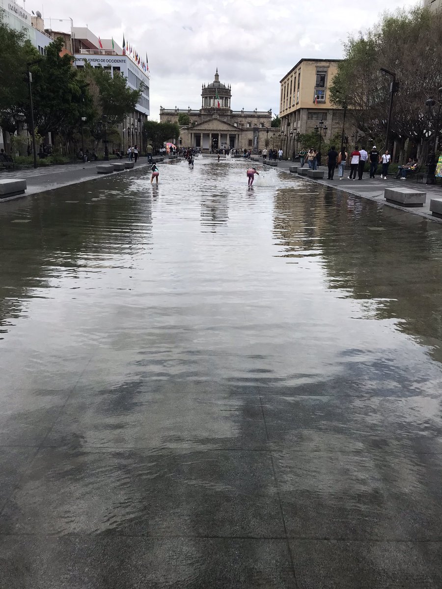 santiagobaeza's tweet photo. Sí m gustó la nueva fuente de la Plaza Tapatía. La gente puede meterse y refrescarse. https://t.co/OhHhkRfSJ5