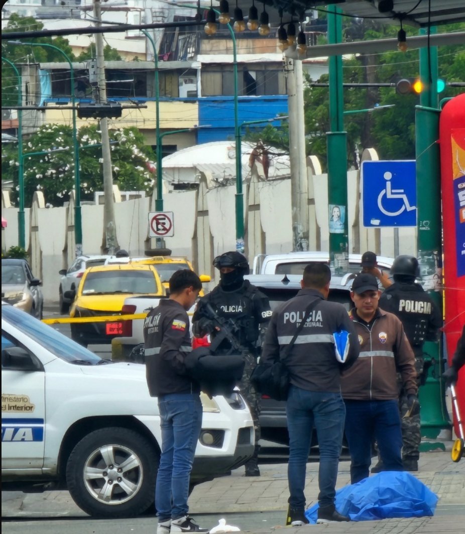 EmergenciasEc's tweet photo. Terrible!!
Sicariato en Manta
​Asesinan a la fiscal Alexandra Bravo y a su hermana.
​La funcionaria lideraba investigaciones de alto impacto sobre delincuencia organizada, asesinatos y sicariato. Entre sus casos más recientes estaba la investigación por la quema de más de 27 embarcaciones en el puerto.