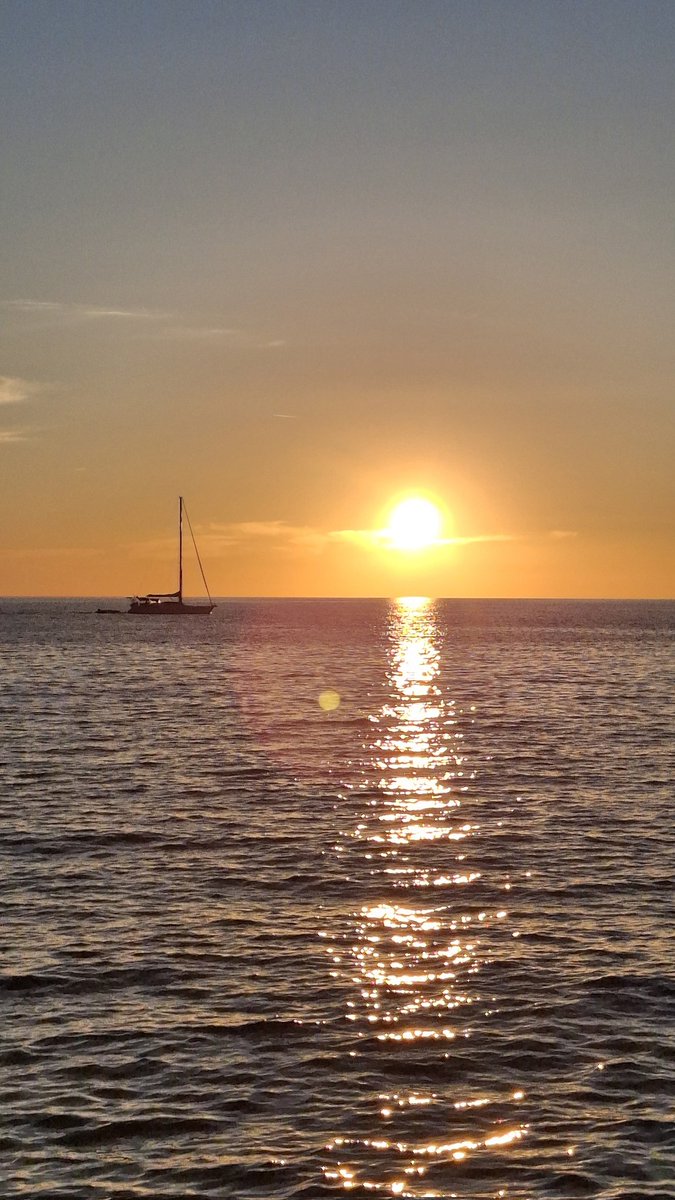 ilaeR__'s tweet photo. L'estate la salvo solo per i tramonti belli, quelli da ammirare quando intorno a te non c'è più nessuno, aspettando che faccia buio. https://t.co/kOkIn7iLe8