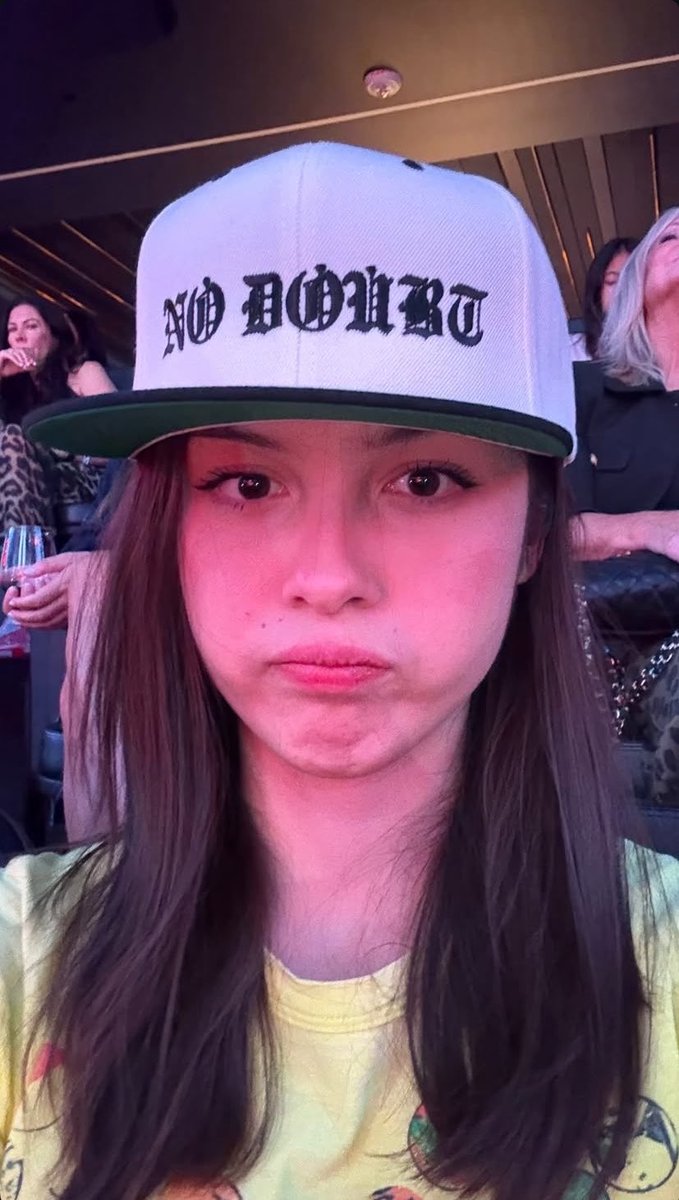 oliviaballad's tweet photo. essa aqui seria facilmente um photocard caro de kpop https://t.co/QJPHyac9zN