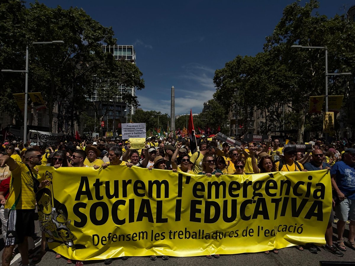 La_Directa's tweet photo. La manifestació "Aturem l'emergència social i educativa" aplega 25.000 persones segons l'organització. El 20 de juny es faran assemblees educatives per acordar com serà la "tardor calenta". 

Recuperem l'hemeroteca de protestes d'enguany: 

https://t.co/RNO4qI4xeS

📸 Suspensivo. https://t.co/5T5ysOiJJo