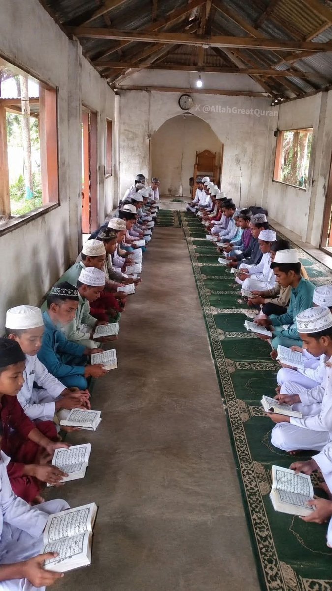 AllahGreatQuran's tweet photo. Students graduated from memorizing holy Qur'an. May the light of the Qur’an illuminate our hearts. 💞🤲🏻 https://t.co/tWZloLYDCL