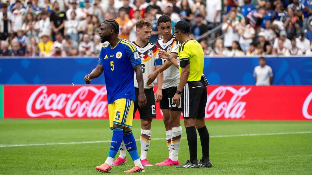 solofichajes123's tweet photo. Polémica en la pausa de hidratación del Alemania-Curazao. Los futbolistas alemanes se apresuraron a reanudar el juego rápidamente después de pasar 1 minutos y 30 segundos, pero el árbitro dijo que esperasen porque no tenía el OK de las televisiones con derechos, que pueden emitir hasta 3 minutos y 30 segundos de anuncios