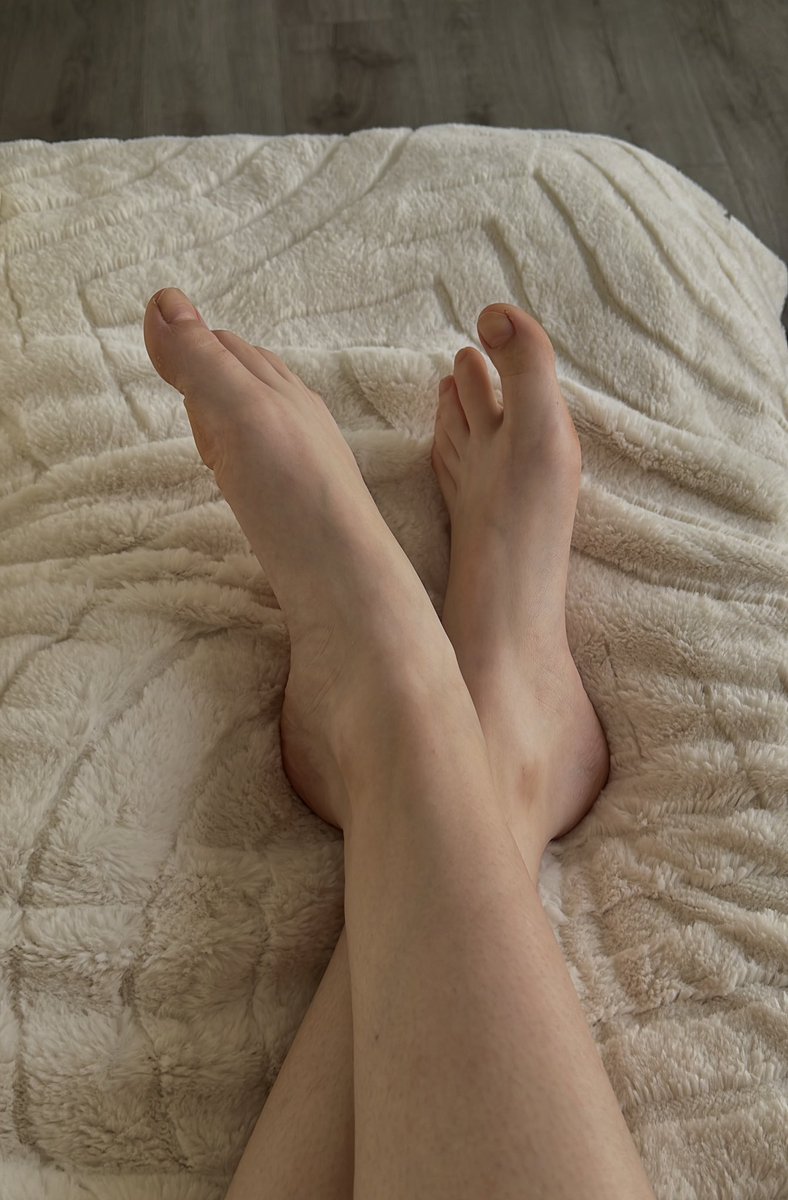 cherrytoes__'s tweet photo. Late night post 🤍
#feet #toes #prettyfeet #feetmodel  #feetfetısh https://t.co/AceEg2gPK2