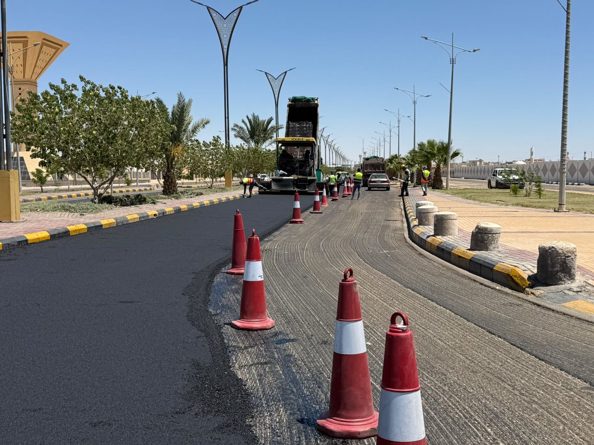 GuryatM's tweet photo. #بلدية_محافظة_القريات 
جانب من أعمال كشط وإعادة سفلتة شارع الملك فيصل، في إطار سعي البلدية لتطوير شبكة الطرق ورفع جاهزيتها، بما يسهم في تحسين انسيابية الحركة وتعزيز السلامة المرورية. https://t.co/vvanFJ7Q9d