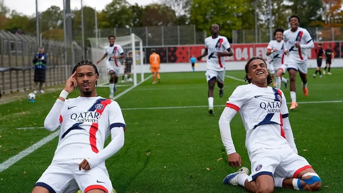 Paristeamfr's tweet photo. 🔴🔵 Cette saison 2025-2026 restera comme l’une des plus belles de l’histoire du PSG. Bien sûr, tout le monde retiendra le Back2Back en Ligue des champions, cette équipe de Luis Enrique qui a réussi l’impensable en offrant au club une deuxième étoile européenne consécutive. Mais pendant que les projecteurs étaient braqués sur les héros du Parc des Princes, une autre aventure exceptionnelle s’écrivait du côté du Campus PSG.

Les Titis viennent de réaliser quelque chose d’historique. En remportant la Coupe Gambardella, le Championnat de France U19 et le Championnat de France U17 lors de la même saison, les jeunes Parisiens ont placé leur génération dans la légende du club. Ce triplé n’est pas seulement une accumulation de trophées. C’est la récompense de plusieurs années de travail, de sacrifices, d’apprentissage et de passion.

Ce qui rend cette réussite si belle, c’est qu’elle raconte une histoire profondément parisienne. Celle de jeunes joueurs qui portent ce maillot depuis l’enfance, qui ont grandi avec le rêve de défendre un jour les couleurs du PSG chez les professionnels. Derrière chaque victoire, il y a des familles, des éducateurs, des dirigeants et des coéquipiers qui ont traversé ensemble les moments de doute comme les moments de joie.

La Gambardella remportée après 35 ans d’attente restera un moment fort. Le troisième titre consécutif de champion de France U19 est lui aussi historique. Quant aux U17, ils ont démontré en finale face à Angers toute la force de caractère qui caractérise cette génération. Ils ont souffert, résisté, puis fini par triompher ensemble. Exactement comme les grandes équipes.

Ce qui frappe surtout, c’est la cohérence qui existe aujourd’hui entre toutes les équipes du club. Chez les professionnels comme chez les jeunes, le PSG affiche les mêmes valeurs : le collectif, le travail, l’exigence et la solidarité. Cette identité commune n’est pas un hasard. Elle est le résultat d’un projet construit avec patience et conviction.

Pendant longtemps, certains doutaient de la capacité du PSG à former et accompagner ses talents. Aujourd’hui, les résultats parlent d’eux-mêmes. Warren Zaïre-Emery s’est imposé au plus haut niveau, d’autres frappent déjà à la porte de l’équipe première et cette génération continue d’envoyer un message fort à tout le football français.

Les trophées remportés cette saison sont magnifiques. Mais ce qu’ils représentent est encore plus précieux. Ils montrent que l’avenir du PSG est entre de bonnes mains. Le présent du club brille en Europe. Son futur, lui aussi, s’annonce radieux.

Après les pros, les Titis sont eux aussi devenus légendaires. Et pour tous les amoureux du PSG, c’est une immense source de fierté. 🔴🔵🏆🏆🏆