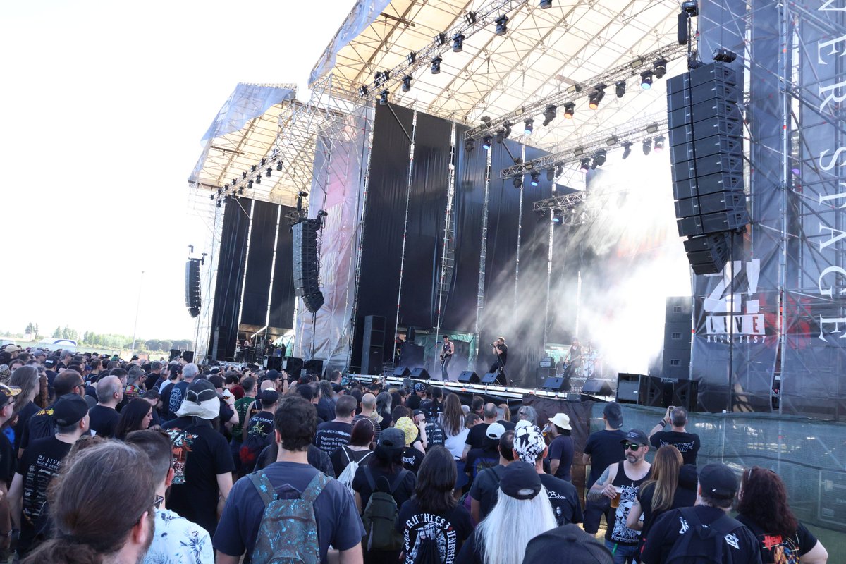 opiniondezamora's tweet photo. 🤘🏻 Muy heavy. El festival Z! Live atrae de nuevo a miles de asistentes a #Zamora, ciudad que ha sido tomada durante los últimos días por los “camisetas negras”.
#ZLive #ZLiveRock #Metal #Heavy #Heavymetal https://t.co/OlalVQ8k9s