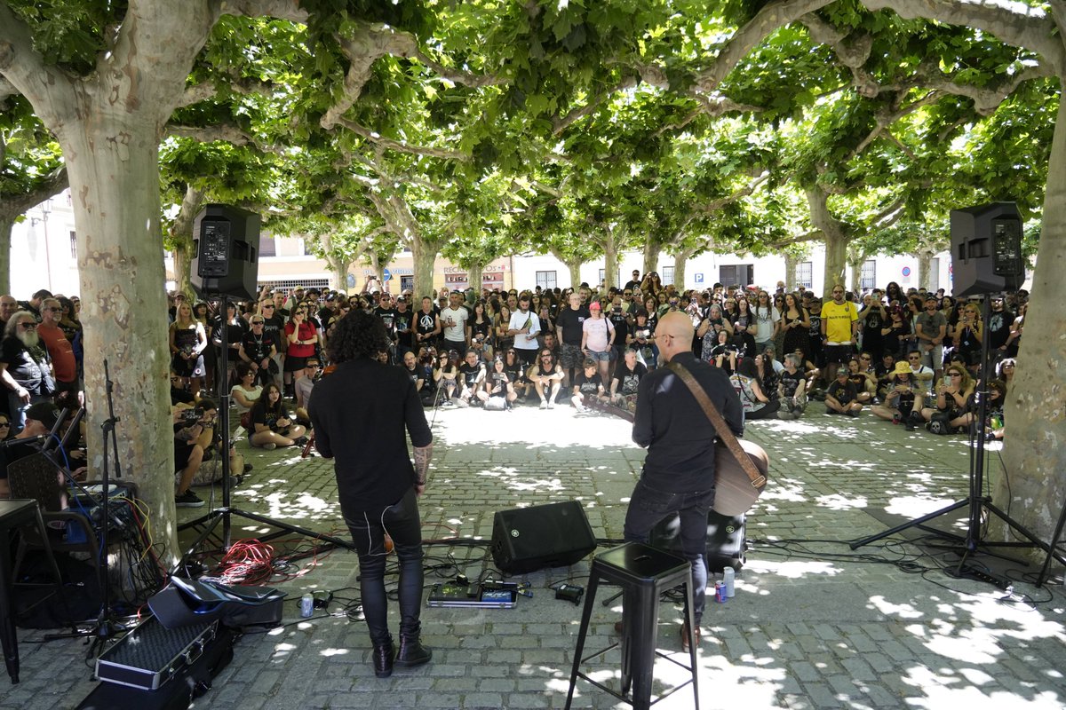 opiniondezamora's tweet photo. 🤘🏻 Muy heavy. El festival Z! Live atrae de nuevo a miles de asistentes a #Zamora, ciudad que ha sido tomada durante los últimos días por los “camisetas negras”.
#ZLive #ZLiveRock #Metal #Heavy #Heavymetal https://t.co/OlalVQ8k9s