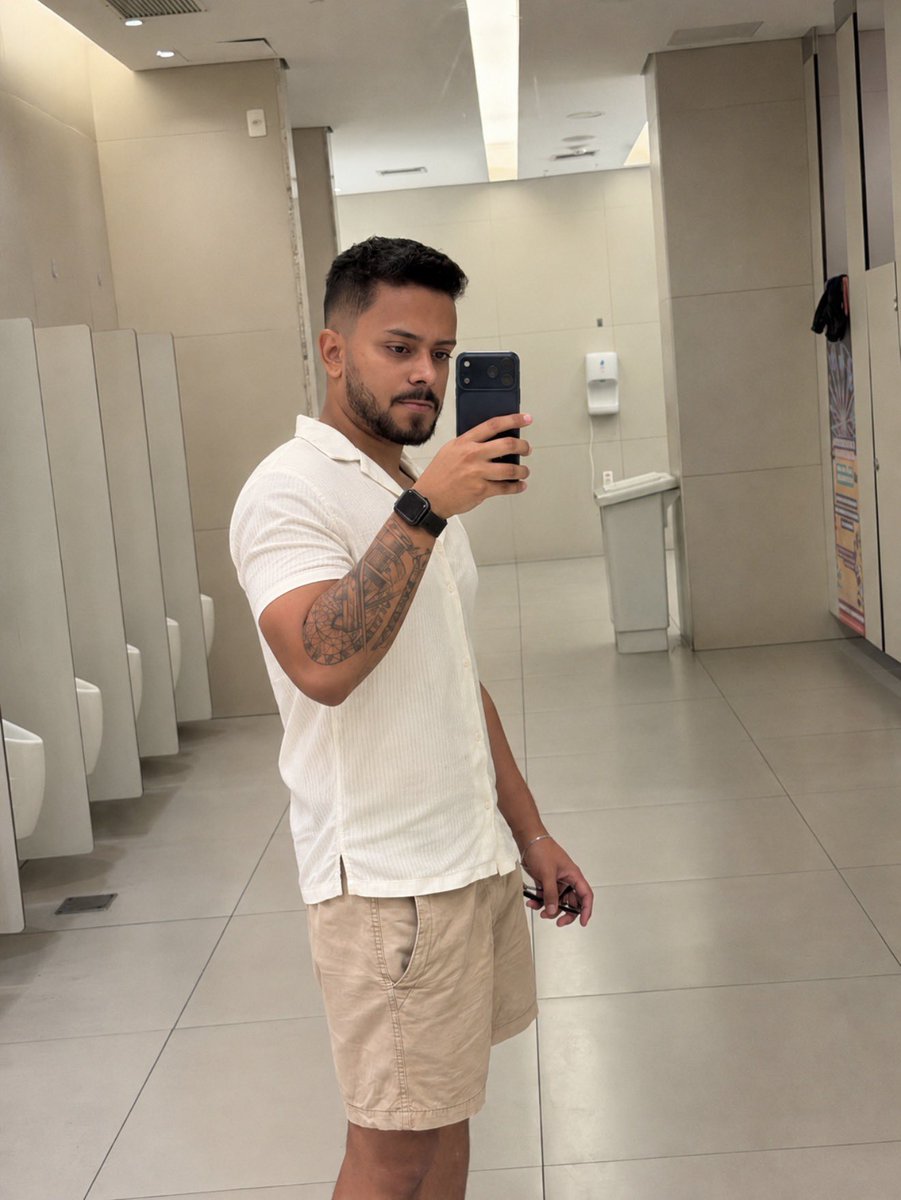 joaopbezerril's tweet photo. Lembrei da existência dessa blusa no meu guarda roupa depois de - sem sacanagem - uns 3 anos e agora eu tenho uma roupa nova ihuuuuu https://t.co/xzTERCBi9Z