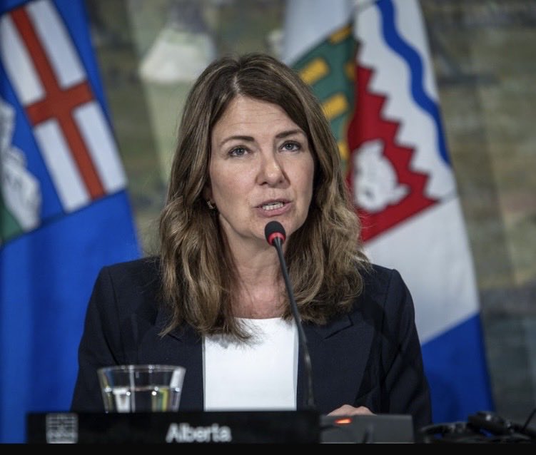 ToewsWenda's tweet photo. “Robin Hood Reverse Smith”:

Takes from people with disabilities and low income seniors and pays for a referendum and an appeal for her Separatist bosses.

Alberta’s most Corrupt Premier! https://t.co/uHtL5K7EDE