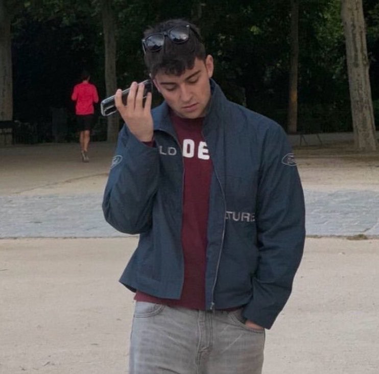 just_isaaaaa's tweet photo. au juantin || spiderweb 🕸️🕷️

donde juanjo tiene que pasar todo el curso sentado al lado de alguien a quien no soporta y dibuja a cierto héroe para 
distraerse 

o

donde martin tiene un secreto que nadie puede saber https://t.co/rsEAT5QYTT