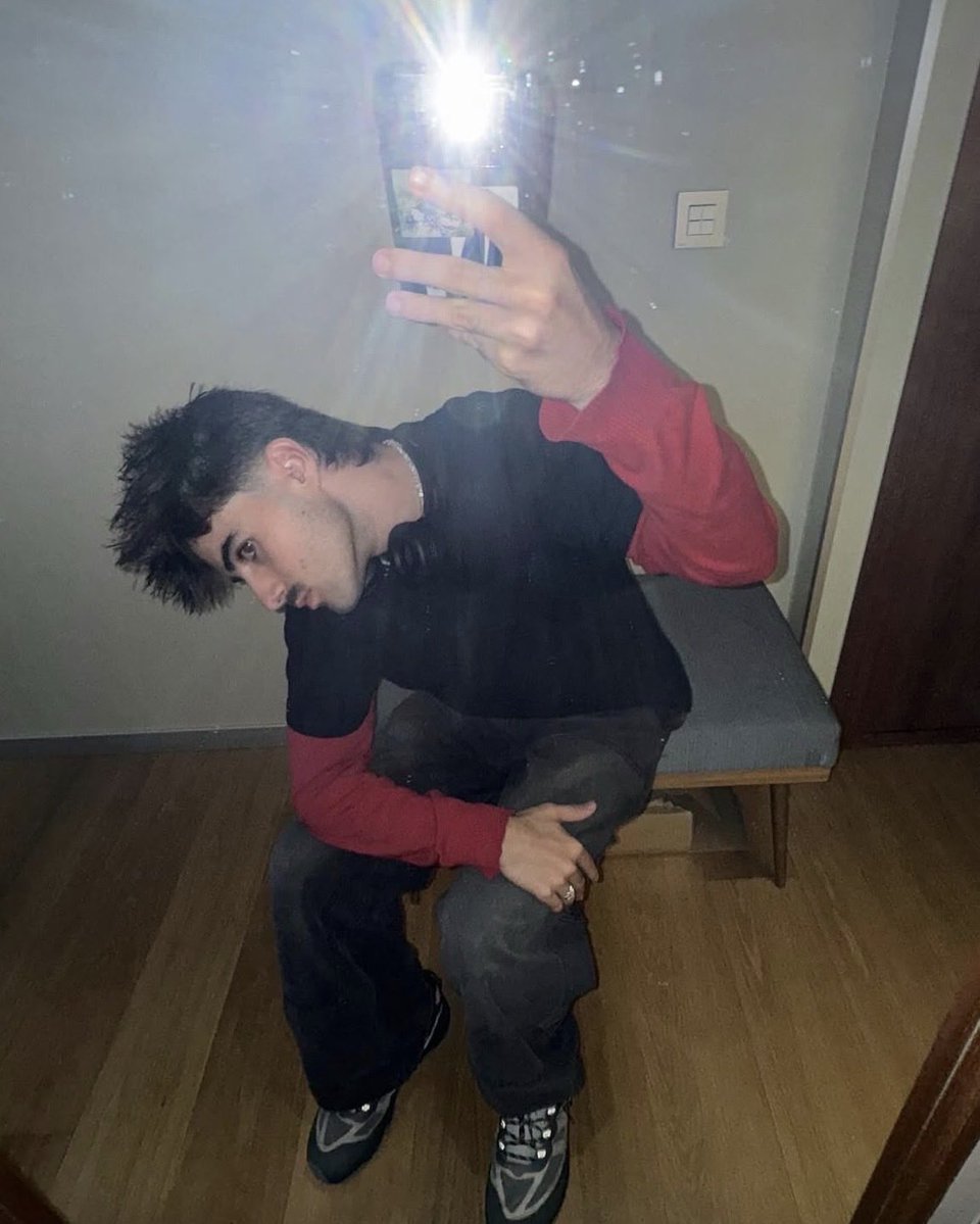 just_isaaaaa's tweet photo. au juantin || spiderweb 🕸️🕷️

donde juanjo tiene que pasar todo el curso sentado al lado de alguien a quien no soporta y dibuja a cierto héroe para 
distraerse 

o

donde martin tiene un secreto que nadie puede saber https://t.co/rsEAT5QYTT