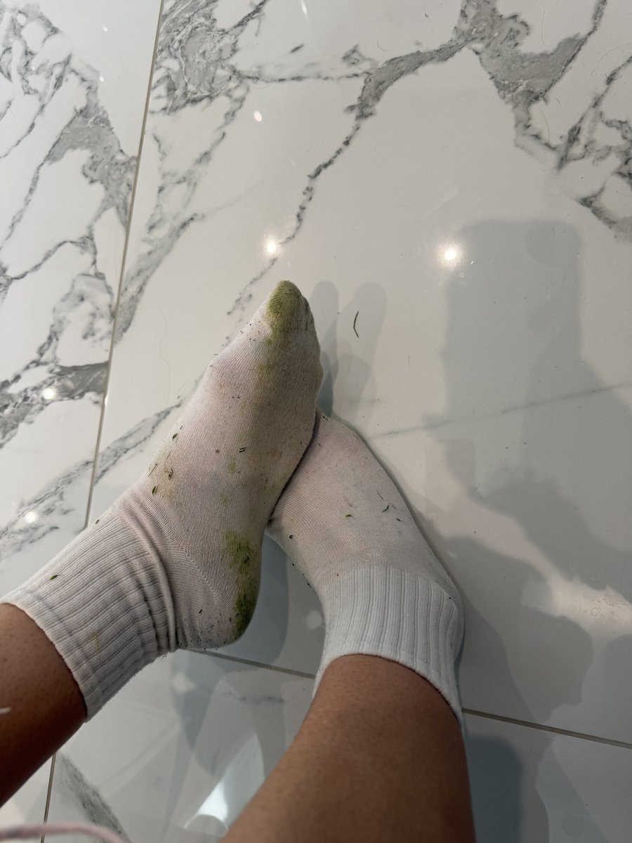 At Rhiannon’s feet tweet media