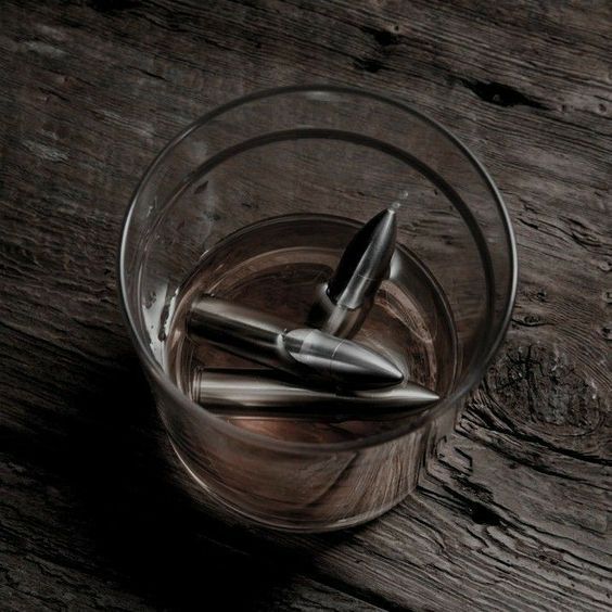 LastHxpeRol_'s tweet photo. 𝐒𝐄 𝐁𝐔𝐒𝐂𝐀 𝐒𝐔𝐏𝐄𝐑𝐕𝐈𝐕𝐈𝐄𝐍𝐓𝐄 :

     └ ┋Mitchell Clarke
     └ ┋Zona de Cuarentena 2 ; Mercenario (quedó atrapado por el decreto)
     └ ┋Birdcage: crea barrotes o cepos de acero. Si alguien los roza, el metal los esposará y enjaulará
     └ ┋Tom Hardy https://t.co/eWW1ieHF0l
