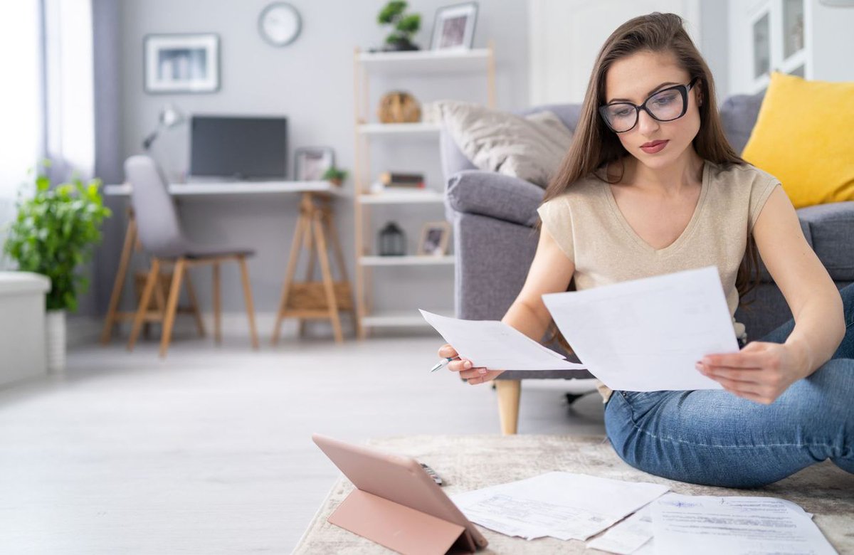 ELLEfrance's tweet photo. Dans le budget d’Angèle, 30 ans : « Je ne suis pas spontanée, je calcule tout » https://t.co/JNHresSiLu https://t.co/ptwVFzixcn