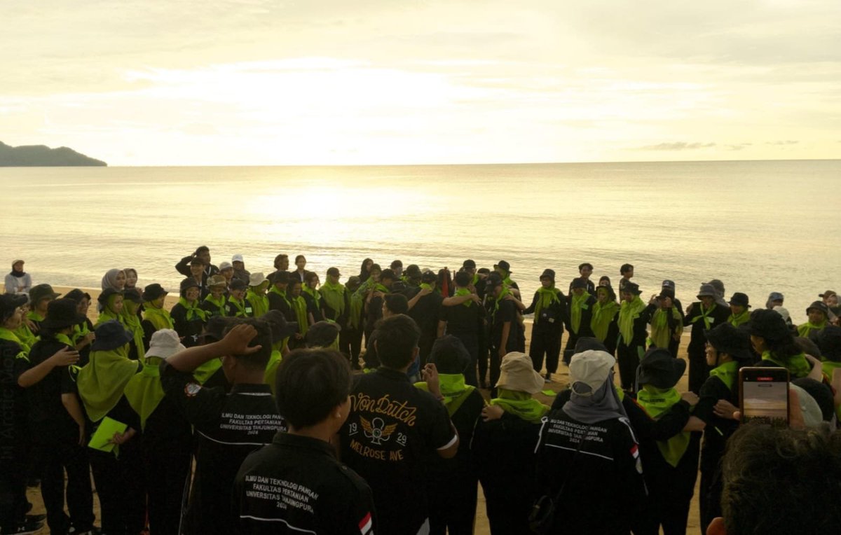 vlr_koo's tweet photo. dengan selesai nya kegiatan pd ini nandain kalau masa² jadi maba udah selesai🥹, time to flies ya.. ga nyngka udah jadi kating jujur sedih banget bakal kangen masa² maba dan yang paling sedih bakak kangen masa² pd 2 ini meski dalam 3 hari itu rasanya kayak capek banget.. https://t.co/yNbnABs44u
