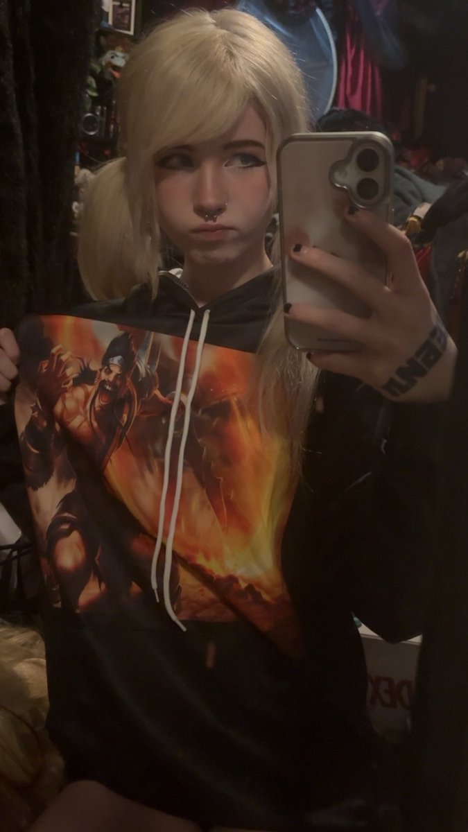 flibbier's tweet photo. 1000% polyester hoodie https://t.co/JFHEtoDaky