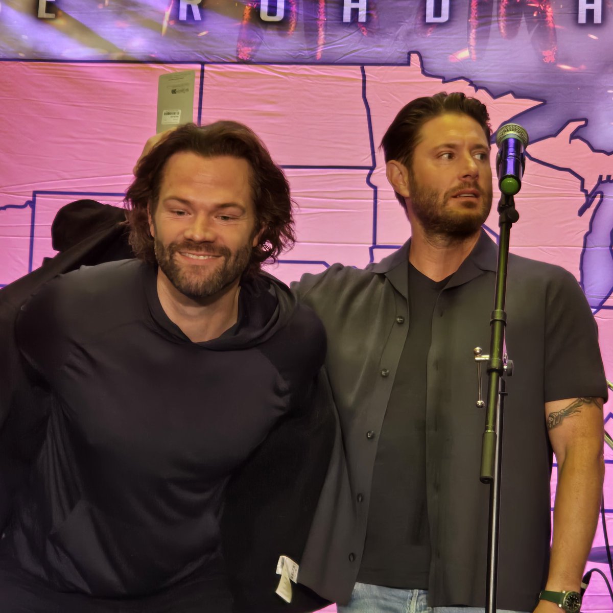 FangasmSPN's tweet photo. .@jarpad and @JensenAckles being very Sam and Dean at #spnbos ❤️ https://t.co/US7D0hqxQ9