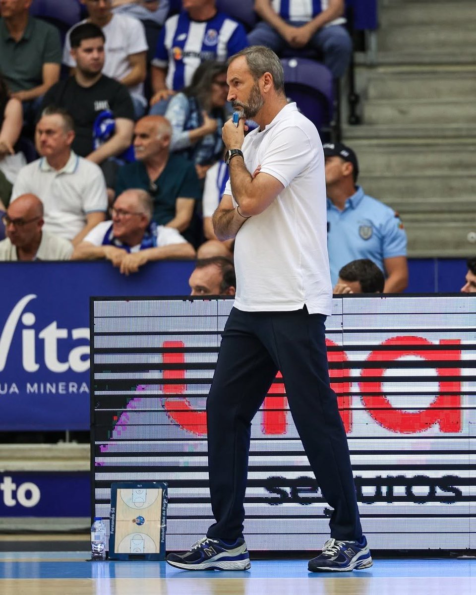 kiko13_martins's tweet photo. 🏀 Fernando Sá tem um carisma raro, um apaixonado na cadeira de sonho. Faz quilómetros a defender com os jogadores junto à linha lateral. A época parecia perdida, mas, como o próprio disse, procurou a "solidão do treinador" e devolveu o título ao FC Porto. É preciso coragem https://t.co/XuxOTv4Yar