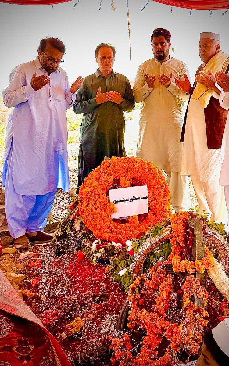 ptm_momand's tweet photo. پشتون تحفظ موومنٹ (PTM) کے چیئرمین منظور احمد پشتین کے حکم پر ایک اعلیٰ سطحی وفد نے مرحوم سینیٹر تاج محمد آفریدی کے اہلِ خانہ سے تعزیت کی اور ان کے مزار پر حاضری دے کر عقیدت و احترام کا اظہار کیا۔
وفد نے مرحوم کے درجات کی بلندی، مغفرت اور پسماندگان کے لیے صبرِ جمیل کی دعا کی۔ https://t.co/qKx9Ms9JOj