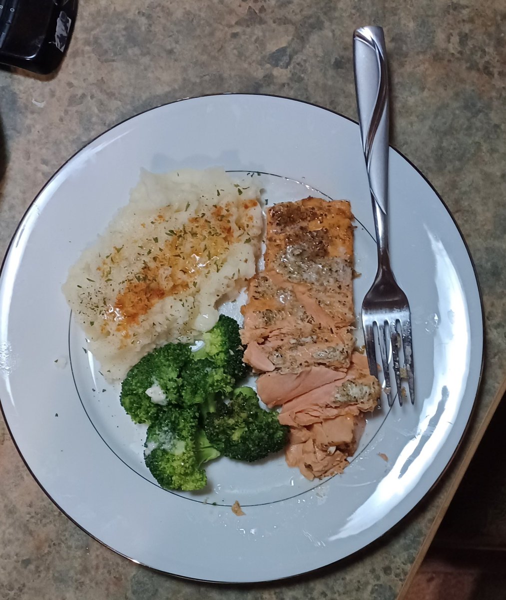 rocketramone451's tweet photo. After 43 years on my menu, it's time to put Hollidaze on the broccoli  😎 https://t.co/GsiVJIV1vK
