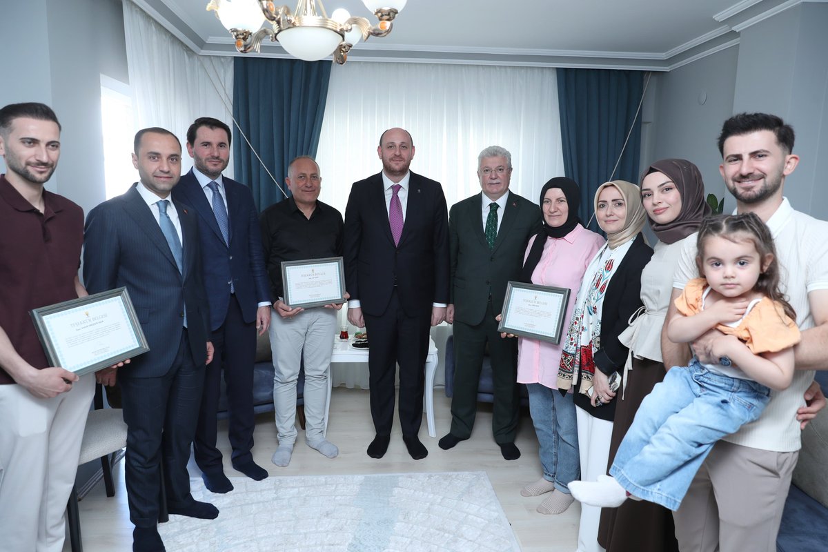 abuyukgumus's tweet photo. 📍Çankırı

AK Kadrolar olarak yürüttüğümüz üye ziyaretleri kapsamında Uslu ailesine misafir olduk.

Ali abimize ve Döne ablamıza Cumhurbaşkanımız Sayın @RTErdogan’ın selamlarını ilettik, davamıza sundukları kıymetli katkılar için teşekkür belgemizi takdim ettik.

Ardından oğulları Oğuzhan kardeşimizin üyelik işlemlerini gerçekleştirerek AK Parti ailemize katılmasının mutluluğunu yaşadık.

AK Parti’mizin en kıymetli mirası, nesilden nesile büyüyen bu gönül bağıdır.