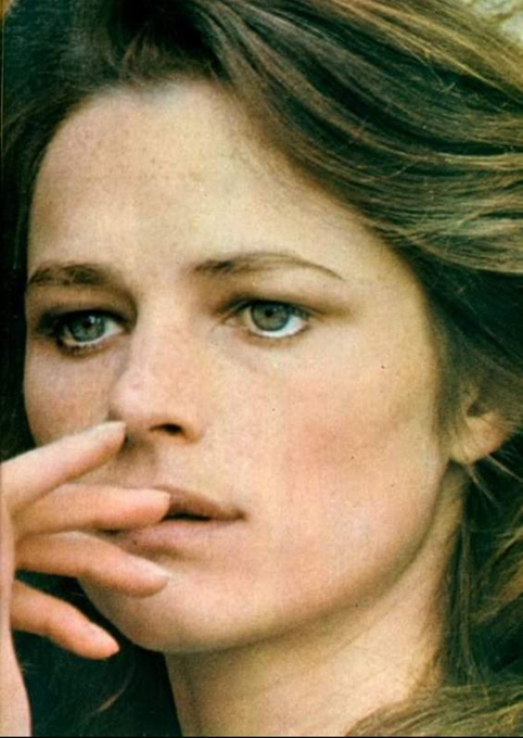 RuizVidal7's tweet photo. Bonsoir
(Charlotte Rampling) https://t.co/EdDkJepCFo