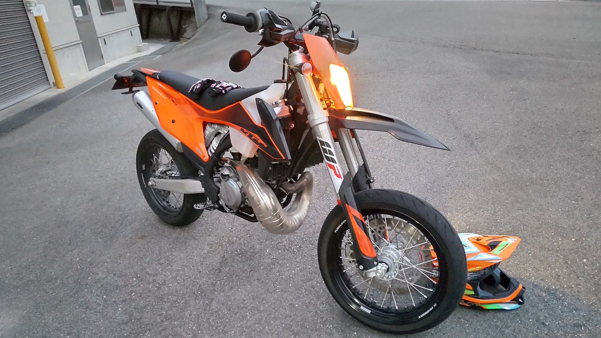 jebekiti's tweet photo. 【拡散希望】
バイク売ります③
KTM 250 EXC tpi 2019 モタード仕様
Fタイヤ110/70R17
Rタイヤ150/60R17
新車よりワンオーナー（走行稼働時間・走行距離は画像でご確認ください）
2stオイル別体分離供給方式
オーナーズマニュアル付いてます
現金一括７８万円（条件値引はALTにて） https://t.co/wdPXlwuhfo