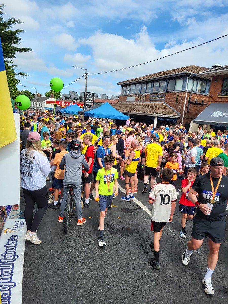 CastleknockGAA's tweet photo. Massive crowd of over 2000 runners at the @Castleknock5km Festival.

Big shout out to the DEYLI girls who helped on the Castleknock GAA stand.

We gave out a lot of Haribos! https://t.co/GEpmwnis9H