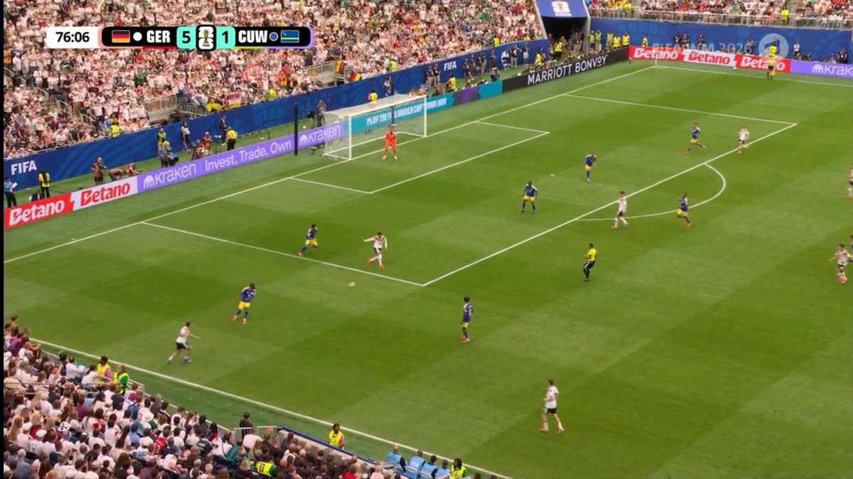 Krypto_NPC's tweet photo. Bei der Fußballweltmeisterschaft darf Werbung für #Crypto nicht fehlen! Dieses Mal ist @krakenfx am Start! 🦑🏟️ #GERCUR #Curaçao #Kraken #Nationalmannschaft https://t.co/c2WhLWKo1D