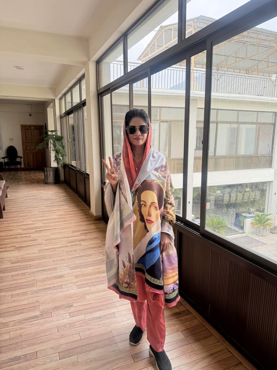 ComredJewanBhel's tweet photo. @RomaMMatto Jiyali of #SMBB, Chairman PPP @BBhuttoZardari, Bibi @BakhtawarBZ and Choti Bibi @AseefaBZ 🥰🇱🇾🥰 https://t.co/pWj9W58tgv