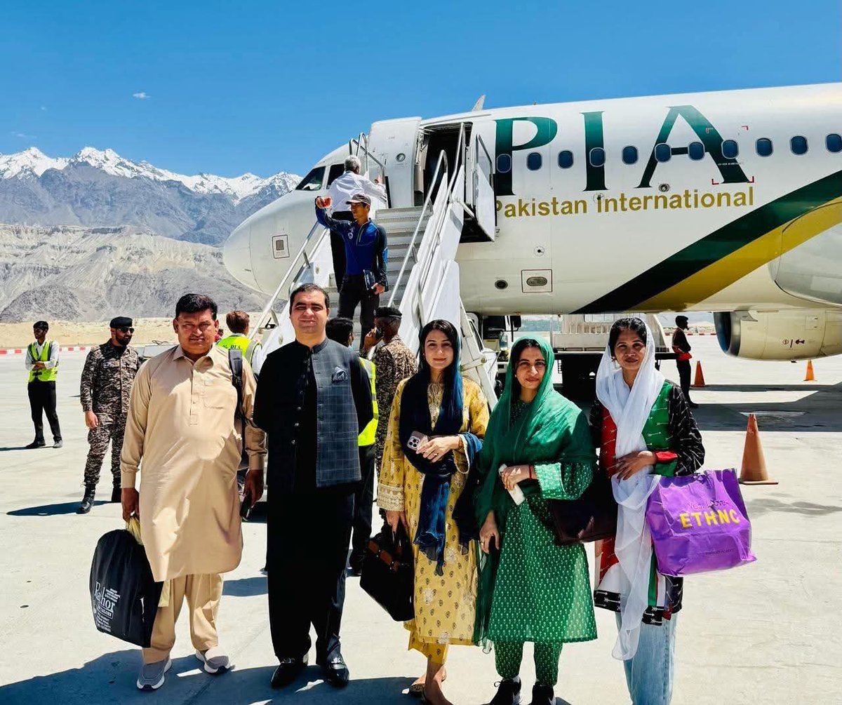 ComredJewanBhel's tweet photo. @RomaMMatto Jiyali of #SMBB, Chairman PPP @BBhuttoZardari, Bibi @BakhtawarBZ and Choti Bibi @AseefaBZ 🥰🇱🇾🥰 https://t.co/pWj9W58tgv