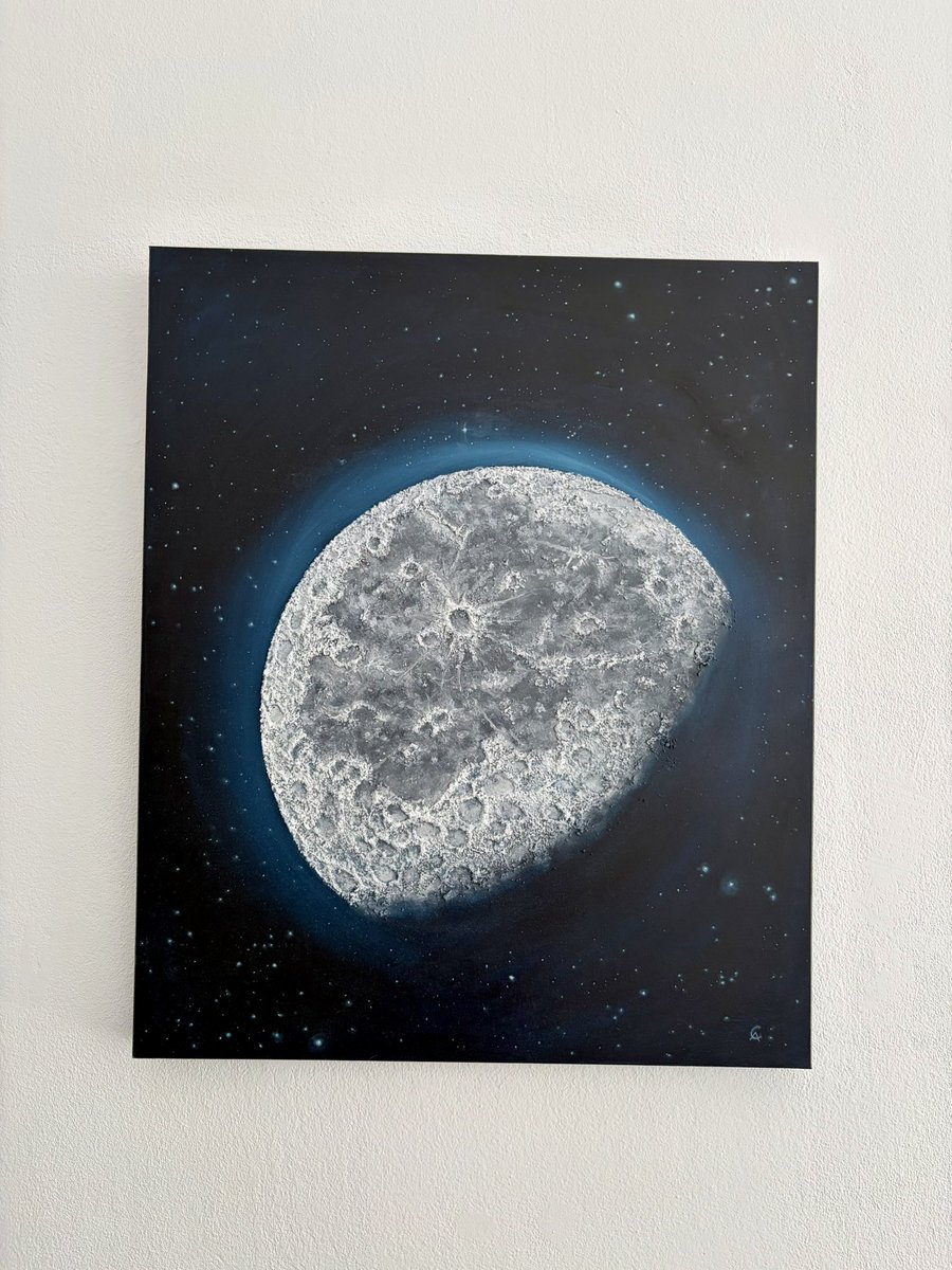 limon_Art_'s tweet photo. Estas semanas han sido muy duras, pero todavía tenía a Lucky, nuestro perrito, a mi lado mientras pintaba este encargo tan especial llamado “Luna”.

Una obra que ha transitado dos duelos: el de Lunita, de mi querida @Nefernefer171 y el de nuestro propio peludito.

Es una obra muy especial, la última que pinté con mi compañero de cuatro patas descansando a mi costado. Óleo y texturas naturales sobre madera 60x50cm.

Gracias, corazón, por confiar una vez más en mi arte.

Que nuestra Luna bonita nunca deje de alumbrarnos. ✨🌙🤍

Espero y deseo que os guste, poquito a poco iré volviendo a la senda de los colores y los lienzos.