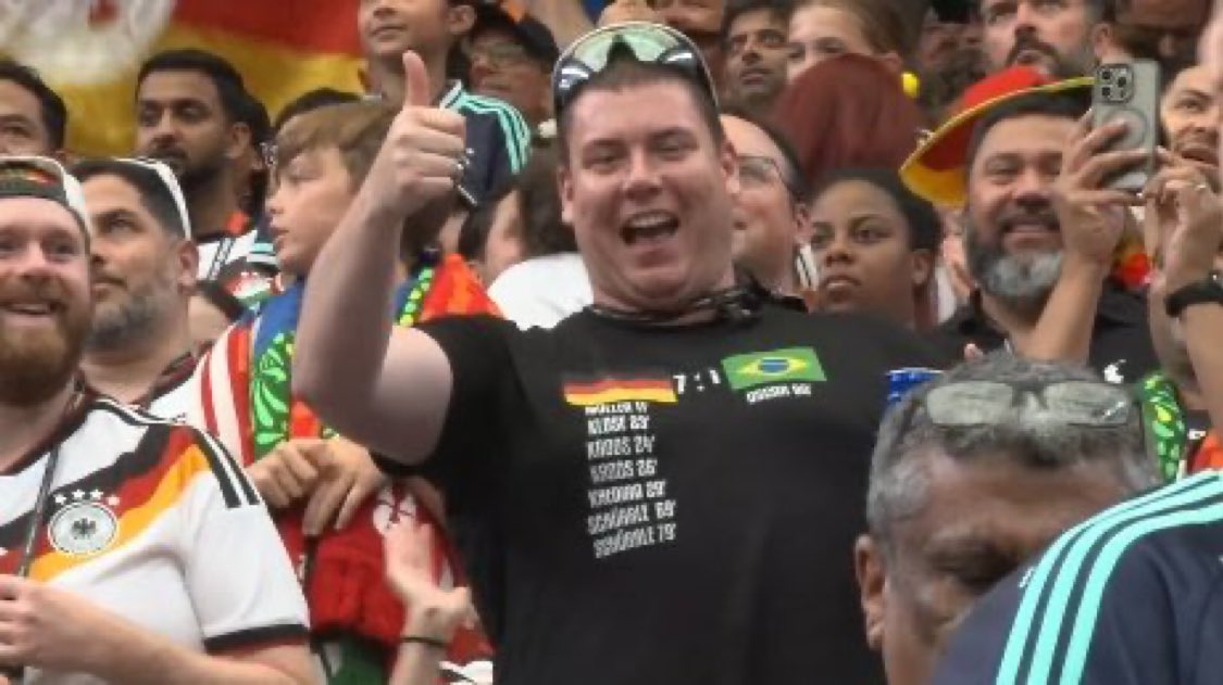realmilgrauu's tweet photo. Alemanha faz o sétimo gol e o câmera  corta pra um torcedor.

Olha a camisa que o Alemão da vestindo…

Filho da putaaaaaaaaaaaaaaaaaaaaaaaaa https://t.co/FI4gxLbI9G