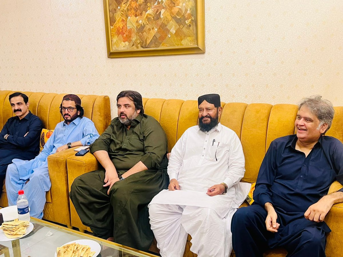 QadirshahQ22958's tweet photo. سرہندی ہاؤس میرپورخاص 
 
پیر حسن علی شاہ جیلانی 
پیر عزت حسین شاہ جیلانی صدر پیپلز پارٹی سٹی میرپورخاص نے پاکستان پیپلز پارٹی کلچرل ونگ میرپورخاص ڈویزن کے صدر پیر مزمل جان سرہندی کی والدہ محترمہ کے چہلم میں شرکت کی ۔

@izzathusainshah
@SarhandiMutahir
@PirMuzamil https://t.co/xQT1FZlYmK