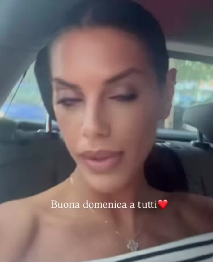 Soleil953255's tweet photo. E' fatta dietto😳🤡fece uguale con mattia,mesi ci usciva mattina a notte spesso soli,sempre davanti faceva video da innamorata mentre lo guardava diceva amica,fu' sgamata lo tolse subito disse e''amico di carolina si mise subito dietro🤡🤣ps lui dormiva da lei🎺#donnalisi #fiorde https://t.co/JEXuYOkdKk