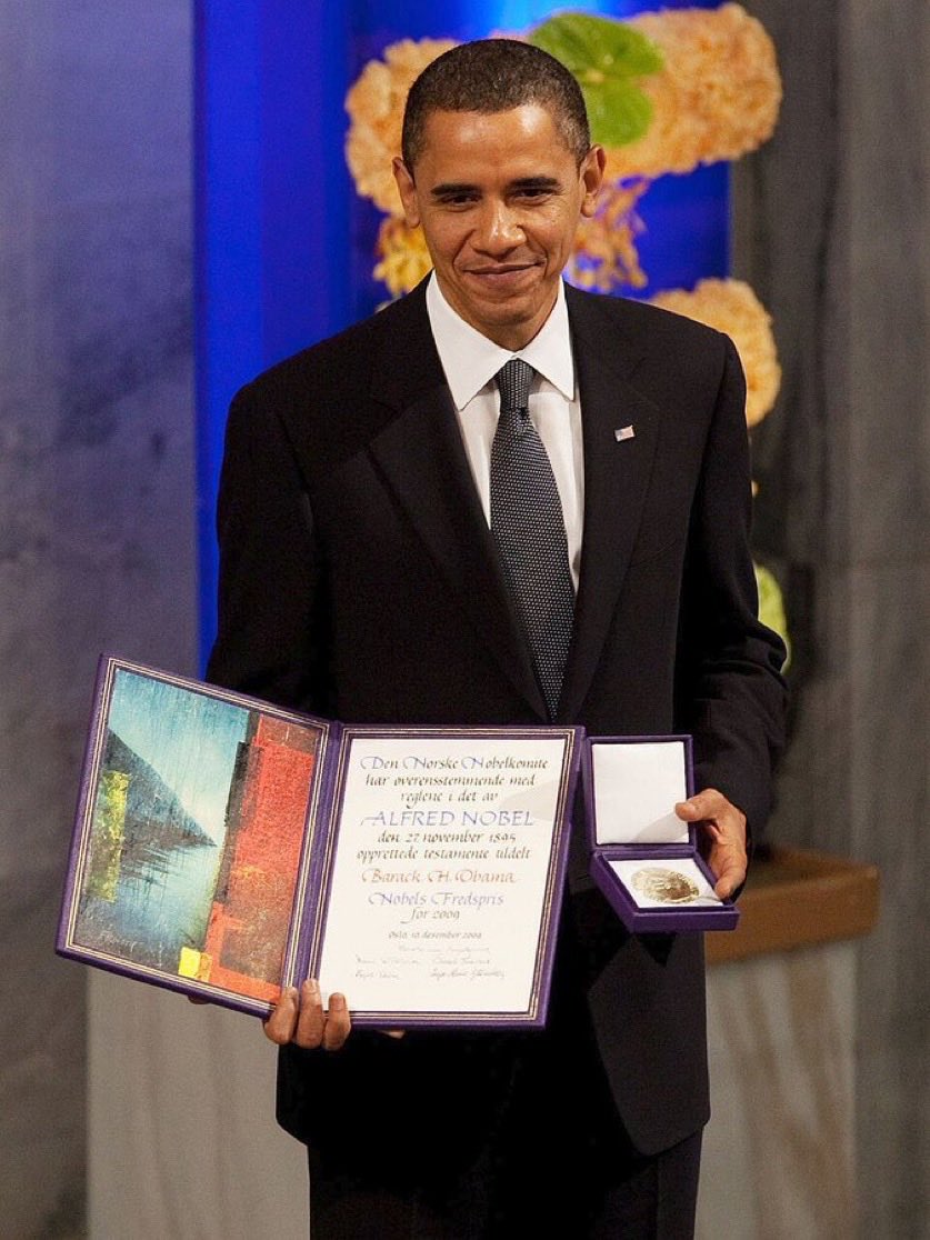 LePapillonBlu2's tweet photo. The real GOAT with his Nobel Peace Prize. #PresidentObamaDay 🏆 https://t.co/jdP7s2gRZU