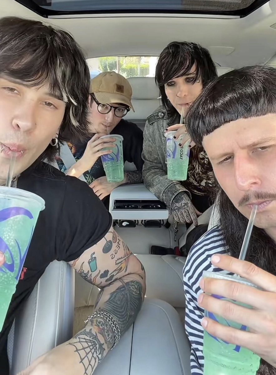 emsguilbert's tweet photo. rest in peace oliver tree 💔🕊️ https://t.co/wcUwSOnX2G