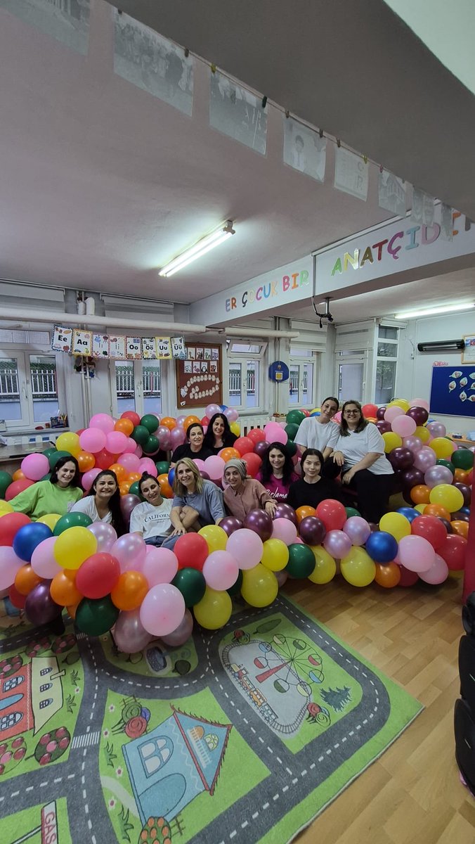 karanrcn's tweet photo. Pazar günü mesaisi 
Yarın ki yıl sonu gösterisi için hazırlıklar 🎈🎈🎈 https://t.co/j9WRzIT58g