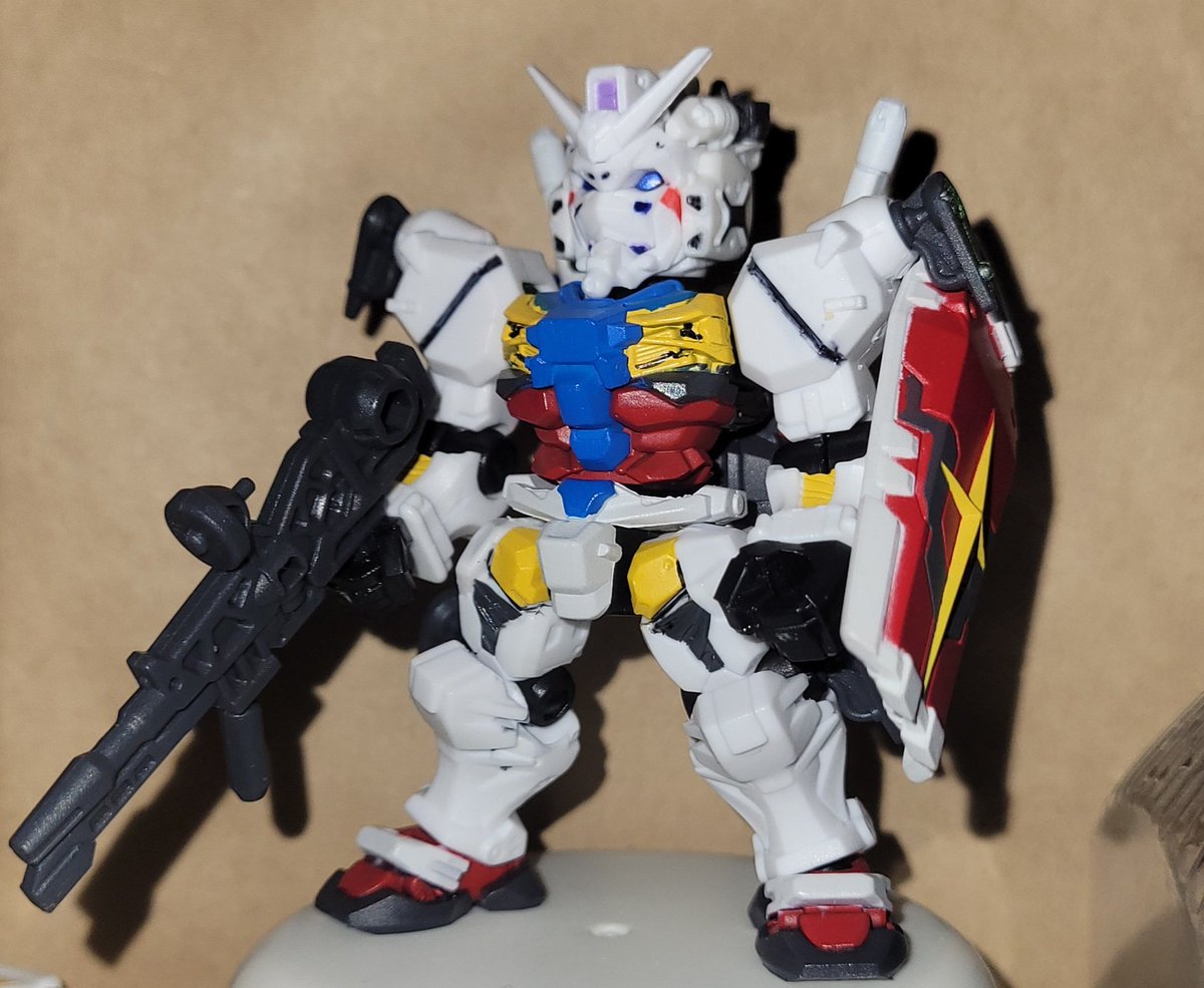 sumisoranatuno's tweet photo. 30弾　白いガンダム
マウントラッチのピンをカットして、遊ぶのに影響無い箇所だけ色を足した。
#モビルスーツアンサンブル https://t.co/wxb0Eg1Ccg