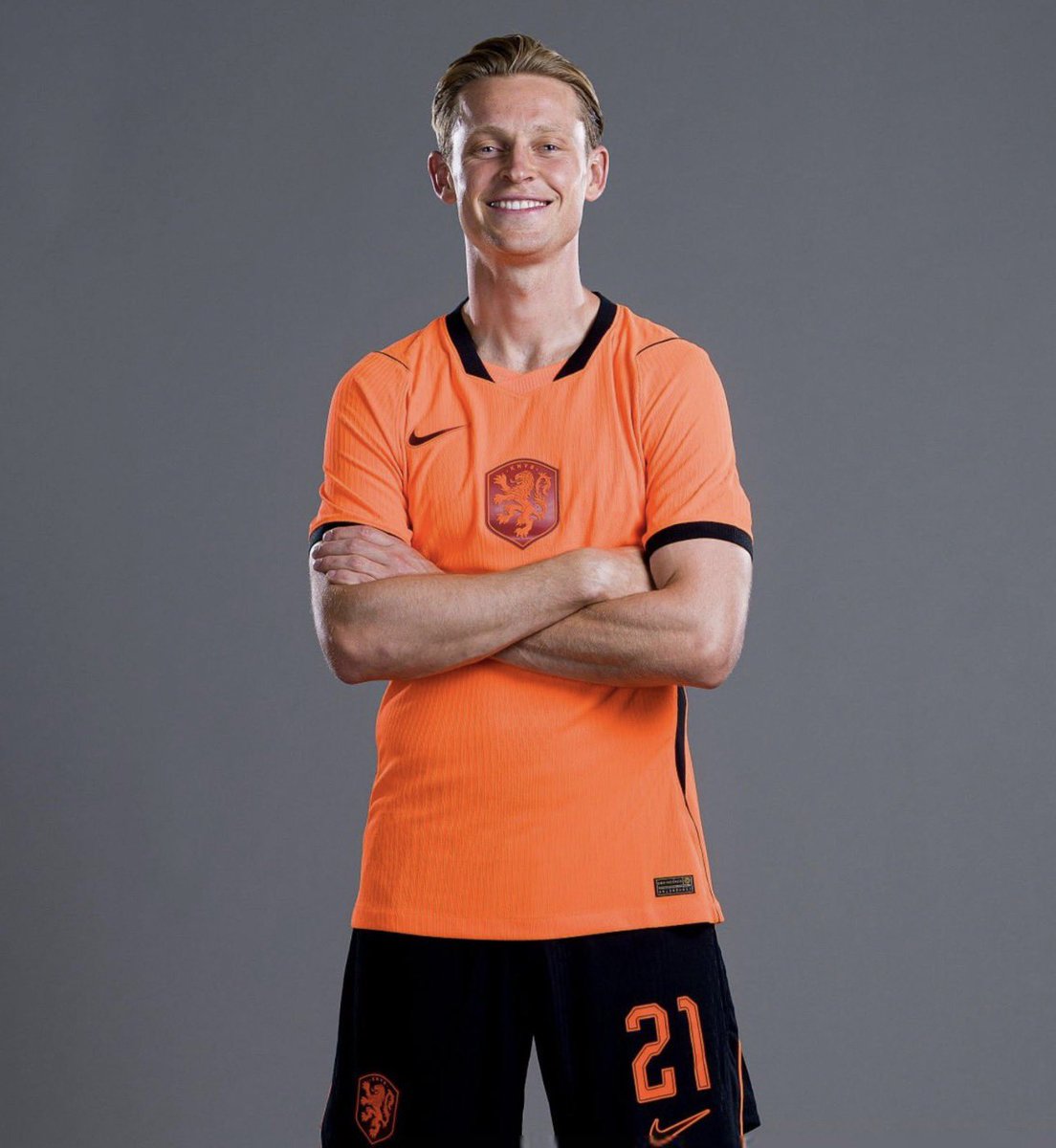 FCBInformatiu's tweet photo. 🚨 OFICIAL: @DeJongFrenkie21 es titular con Países Bajos contra Japón. #FCBLive 🇳🇱 https://t.co/HL5pSVX32r