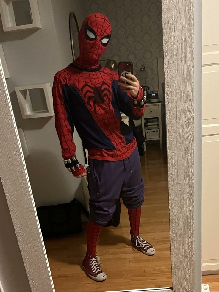 Luki16282's tweet photo. Eu adoro esses re-designs que fazem do traje ditko, deixando a roupa mais larga, lançadores pra fora e uns tênis tbm

Dá mais um ar de "traje caseiro" msm https://t.co/lbUXxhedLF