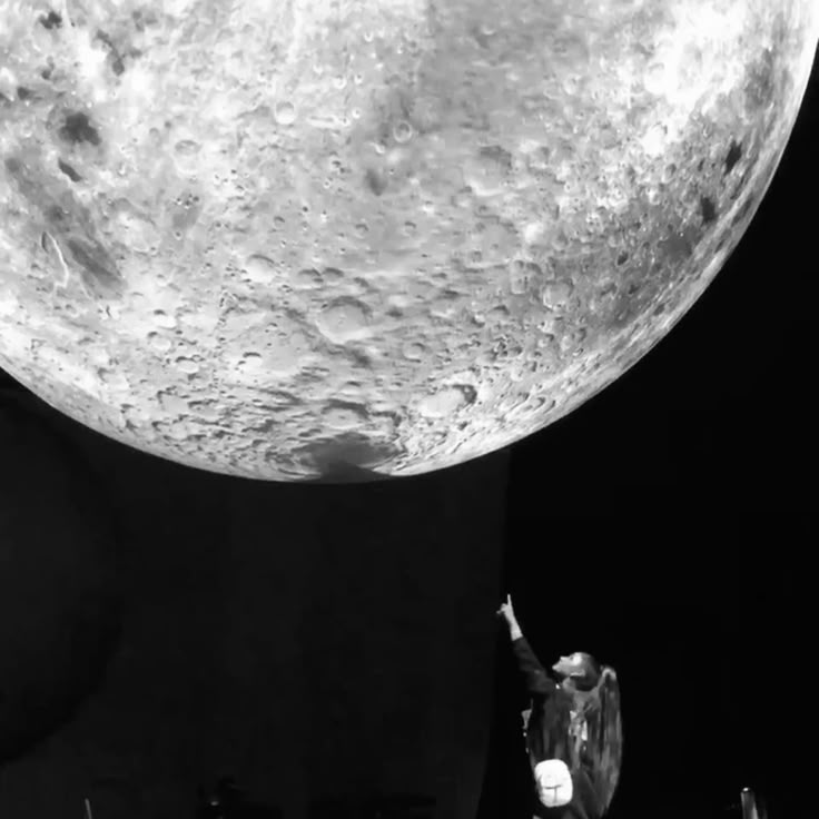 buwygibxo's tweet photo. kiss me underneath the moonlight ⏾ https://t.co/rg9Nhl44Wd