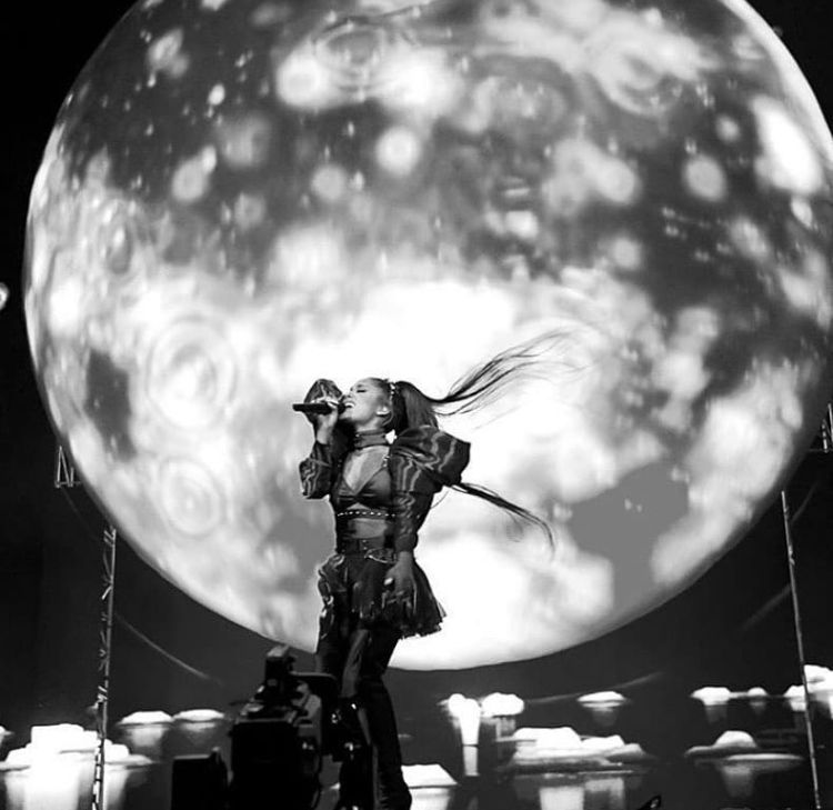 buwygibxo's tweet photo. kiss me underneath the moonlight ⏾ https://t.co/rg9Nhl44Wd