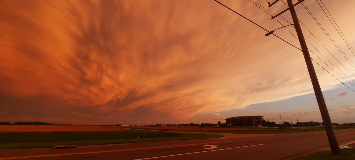 BluClipsRx's tweet photo. You like my storm clouds? https://t.co/FnF83vpWOa